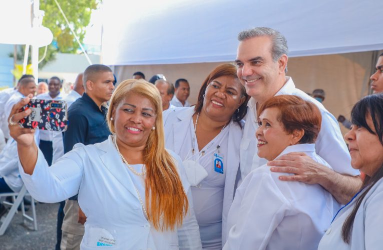 Abinader califica como “ejemplos en el mundo” a empleados del sector salud