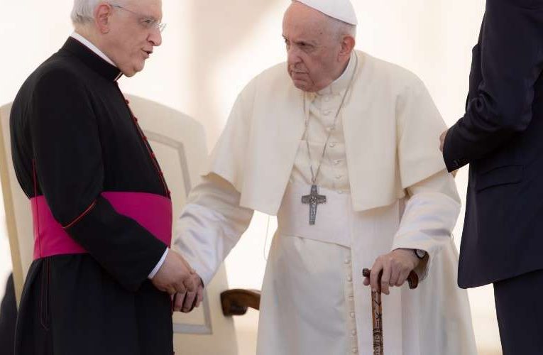 El Papa se mueve ya sin la silla de ruedas y con la ayuda de un bastón
