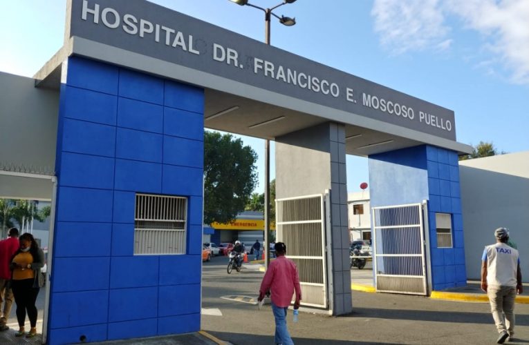 Hospital Moscoso Puello entrega a la sociedad 54 especialistas