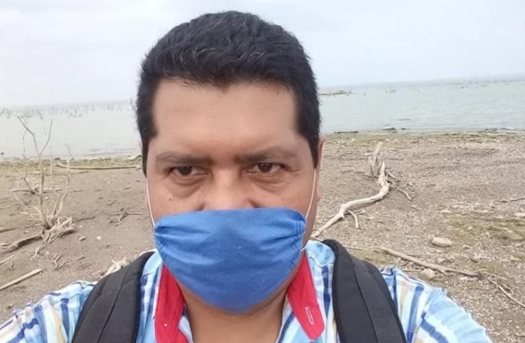 Cientos de periodistas marchan por asesinato de reportero en norte de México