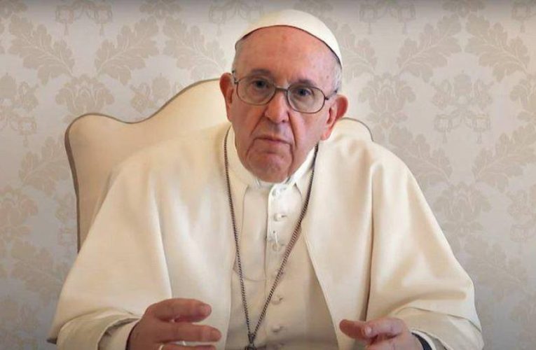 El Papa pide no resignarse al declive de la familia, «unión entre un hombre y una mujer»