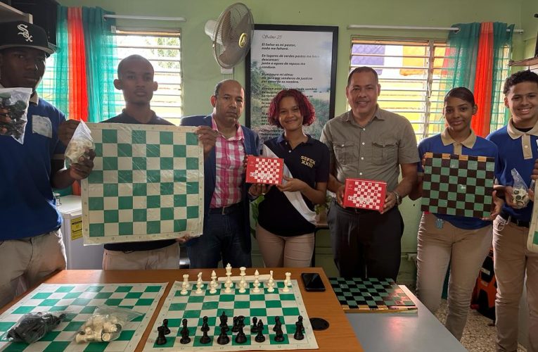 INEFI entrega juegos de ajedrez y coordina taller pedagógico en liceo de Invivienda