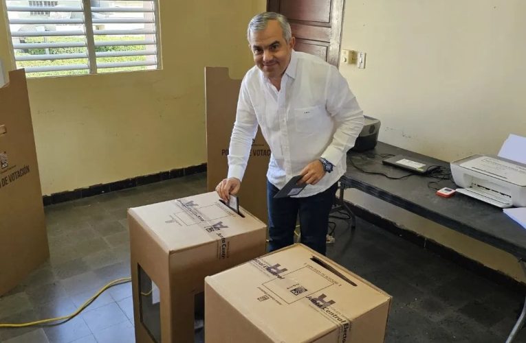 Director Inespre Iván Hernández Guzmán ejerce su derecho al voto