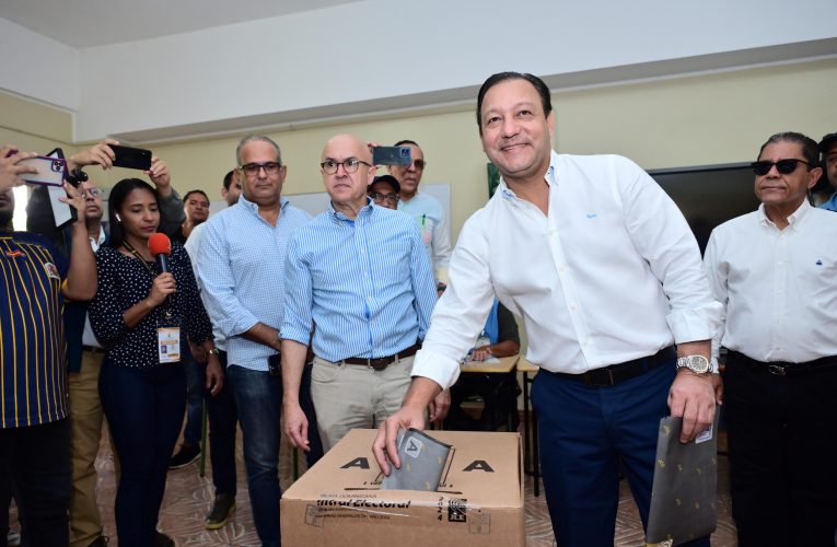 Abel votó en Santiago: llama a dominicanos a seguir acudiendo a las urnas para elegir autoridades