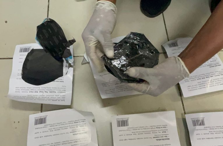 Frustran envío de 16 láminas de cocaína a Europa camufladas en relojes de pared
