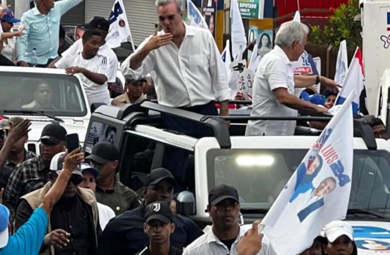 Luis Abinader recorre SDE en multitudinaria marcha caravana; dicen va rumbo al 70%
