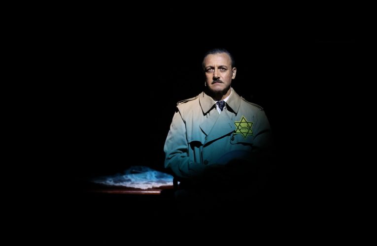 Vic Gómez deslumbra como Otto Frank en «El Diario de Ana Frank» en el Teatro The Amus 5