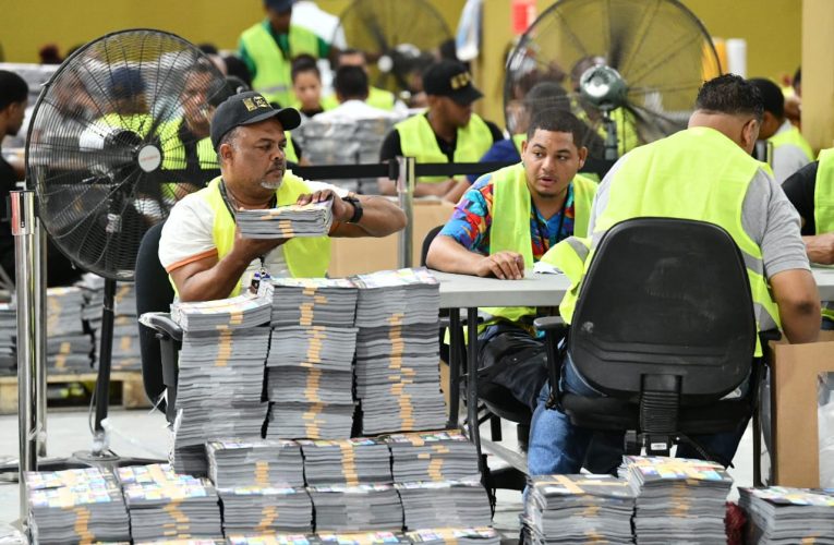 JCE inicia elaboración de 1,566 kits electorales para el exterior
