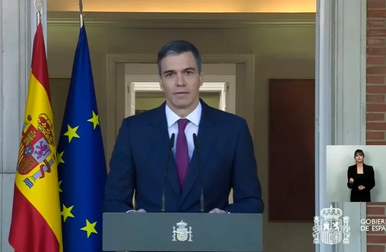 Pedro Sánchez decide seguir al frente del Gobierno “con más fuerza si cabe”