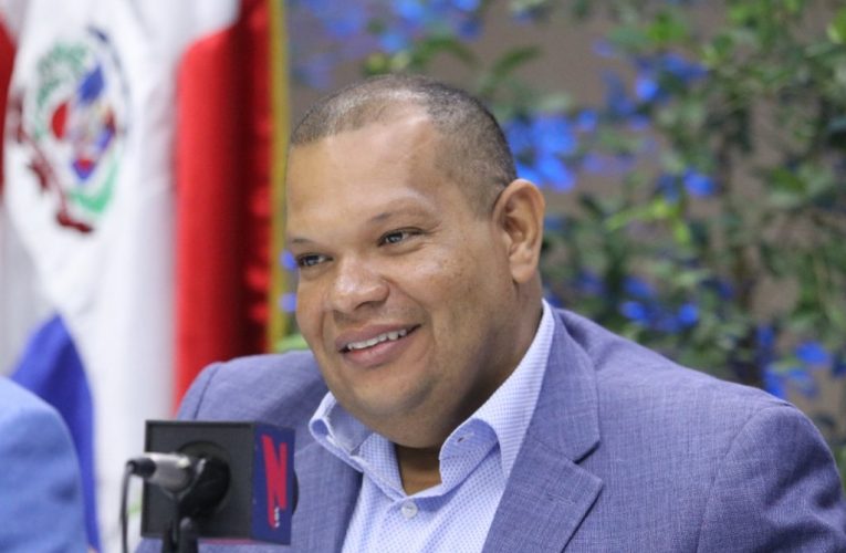 Alcalde de Santo Domingo Norte Carlos Guzmán renuncia a la Fuerza del Pueblo