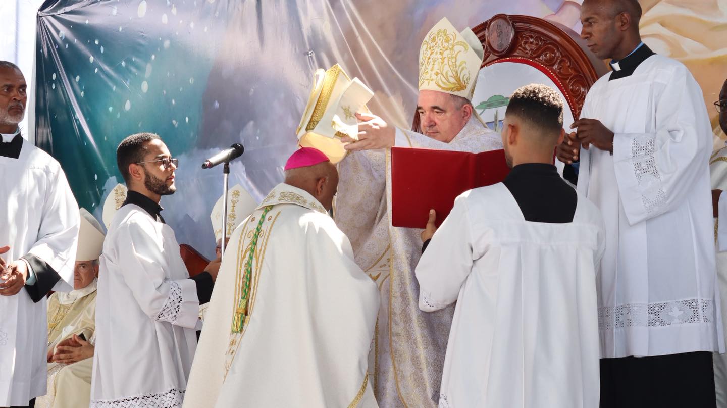 Monseñor Piergiorgio Bertoldi impone la mitra al nuevo obispo.